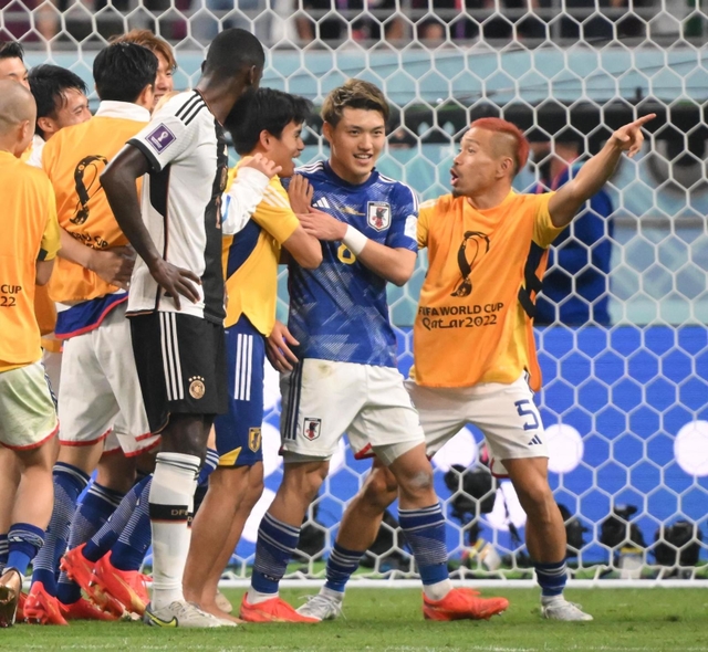 ドイツに勝利し、笑顔を見せる日本代表の堂安律（中央）ら＝２３日、ドーハ