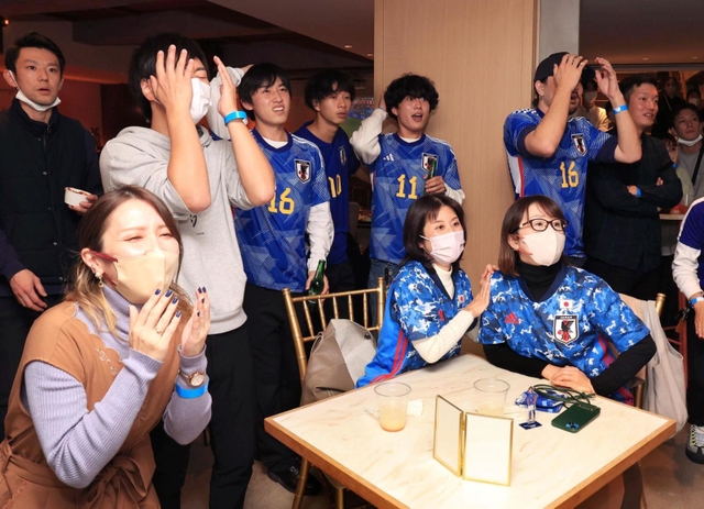 日本代表がコスタリカに先制点を許し、悲痛な表情を浮かべるサポーターら＝２７日夜、神戸市中央区北野町１、北野クラブアネックス（撮影・吉田敦史）