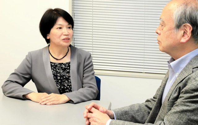 記録保存の在り方について意見を交わす日弁連の芳野直子副会長（左）と清水勉弁護士＝２２日、東京都千代田区