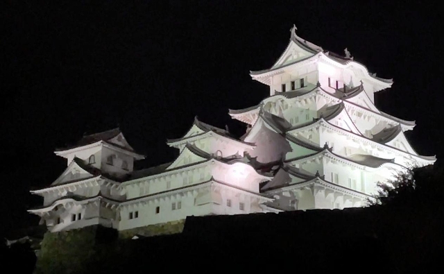 ライトアップされた姫路城。ＬＥＤ化工事のため照射を休止する＝姫路市本町（撮影・大山伸一郎）