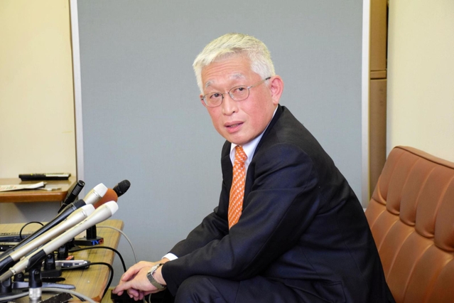 候補者公募について会見する泉房穂市長＝明石市役所