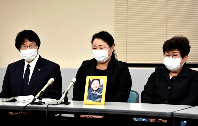 判決後、会見で涙を浮かべる北芝隆晴さんの母嘉代子さん（中央）や祖母の美代子さん（右）＝３０日午後、神戸市中央区