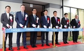 テープカットを行う積水ハウスの仲井嘉浩社長（左から３番目）ら。斎藤元彦知事（中央）も出席した＝豊岡市日高町栗栖野