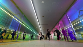 リニューアル工事を終えた「三宮中央通り地下通路」。愛称「サンポチカ」と名付けられ、通路両側がガラス張りになっており、合わせ鏡のよう＝１日午後、神戸市中央区三宮町２（撮影・坂井萌香）