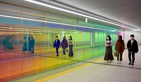 リニューアル工事を終え、全面開通した三宮中央通り地下通路「サンポチカ」。壁がガラス張りで、通行人の姿が映り込む＝１日午後、神戸市中央区三宮町２（撮影・坂井萌香）