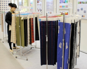 環境に配慮した商品など多彩な素材が並ぶ播州織の展示会＝東京国際フォーラム
