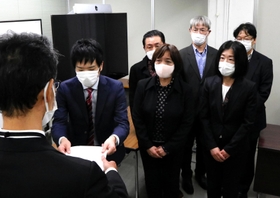 兵庫県に要請書を提出する７団体＝兵庫県庁