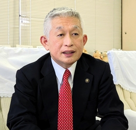 インタビューに応じる泉房穂市長＝１日午後、明石市役所