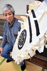 「大踊」に使う大うちわを手にする阿万風流踊保存会の佐渡達史会長＝南あわじ市阿万上町