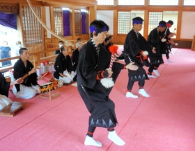 今年９月に奉納した「小踊」＝南あわじ市阿万上町（阿万風流踊保存会提供）