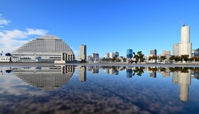 雨が生み出した「水鏡」の置き土産。空にも足元にも秋空が広がった＝２日午前、神戸市中央区波止場町