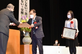 表彰状を受けた尼崎市の稲村和美市長（右）と淡路市の門康彦市長（中央）＝神戸市中央区楠町４