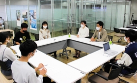 兵庫県が始めた新しいインターンシップ。学生が「記者」となり、企業役員らに取材する＝東京都中央区