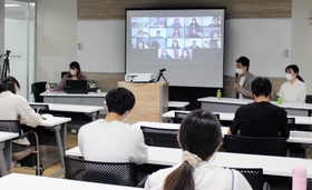 兵庫県が始めた新しいインターンシップ。学生が「記者」となり、企業役員らに取材する＝東京都中央区