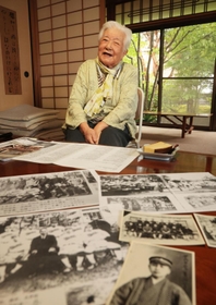 第１回の兵庫大会から出場する伝統校・県伊丹高校に父親の内田和雄さんが所属していたと話す竹内和佐子さん＝姫路市飾東町北野（撮影・吉田敦史）