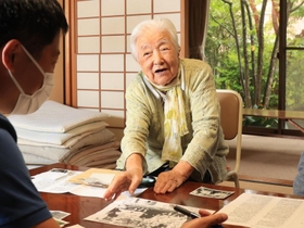 第１回の兵庫大会から出場する伝統校・県伊丹高校に父親の内田和雄さんが所属していたと話す竹内和佐子さん＝姫路市飾東町北野（撮影・吉田敦史）