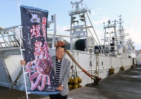 松葉ガニの新しいブランド「煌星」をＰＲする川越一男浜坂漁協組合長＝４日午前、兵庫県新温泉町芦屋