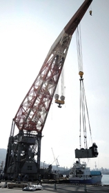 起重機船「さんこう」でつり上げられた大型旋盤の一部＝広島県呉市宝町（大和ミュージアム提供）