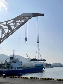 起重機船「さんこう」でつり上げられた大型旋盤の一部＝広島県呉市宝町（大和ミュージアム提供）