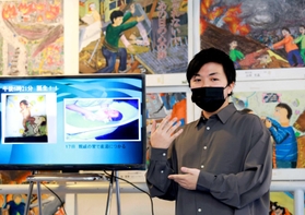 １９９５年１月１７日に神戸で生まれた中村翼さん。子どもたちに経験を伝えた＝神戸市東灘区御影２（撮影・吉田敦史）