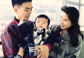 幼い中村翼さんをあやす父威志さんと母ひづるさん（中村さん提供）