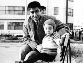 神戸での撮影の合間に、大島有紀子さんの長女と写真に収まる石原裕次郎さん（大島さん提供、石原音楽出版社の許諾を得ています）