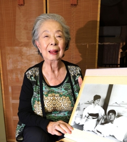 石原裕次郎さんのスナップ写真を見ながら、思い出を振り返る大島有紀子さん＝神戸市中央区（撮影・鈴木雅之）