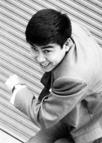 ポーズを決める石原裕次郎さん（大島有紀子さん提供、石原音楽出版社の許諾を得ています）