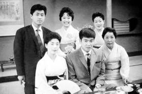 神戸・花隈の料亭で大島有紀子さん（前列左）らと写真に収まる石原裕次郎さん（前列中央）。後列左は、長門裕之さん（大島さん提供、石原音楽出版社の許諾を得ています）