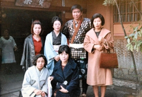 滞在先の旅館を訪ねた大島有紀子さん（後列左から２人目）らを出迎える石原裕次郎さん（同３人目）（大島さん提供、石原音楽出版社の許諾を得ています）