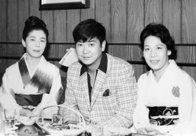 大島有紀子さん（左）のクラブを訪れた石原裕次郎さん（大島さん提供、石原音楽出版社の許諾を得ています）