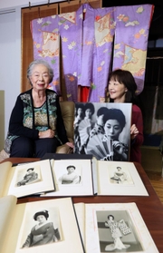 花隈の往時を振り返る元花隈芸者の大島有紀子さん（左）と長女の廣子さん＝神戸市中央区（撮影・鈴木雅之）