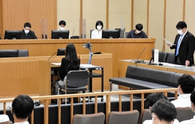 法廷で弁護側の被告人質問に耳を傾ける裁判官と裁判員役の生徒ら＝神戸地裁