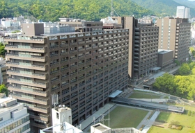 耐震性能が不足しているとされる県庁舎の（手前から）１号館と２号館。３号館（右端）のみ新耐震基準で建てられている＝神戸市中央区下山手通５