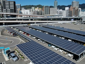 駐車場の屋根上部に張られた太陽光パネル＝神戸市中央区小野浜町（撮影・中西幸大）