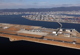 ドローン侵入を防ぐ新法の規制の対象外となっている神戸空港。有効な対策を打ちあぐねている＝１月２２日、神戸市中央区神戸空港