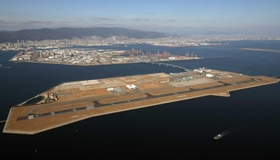 ドローン侵入を防ぐ新法の規制の対象外となっている神戸空港。有効な対策を打ちあぐねている＝１月２２日、神戸市中央区神戸空港
