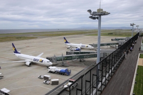 ドローン侵入を防ぐ新法の規制の対象外となっている神戸空港。有効な対策を打ちあぐねている＝９月１７日、神戸市中央区神戸空港
