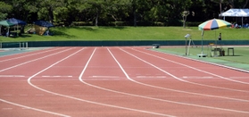 引き続き日本陸上競技連盟の公認を得られる見通しとなった「きしろスタジアム」のトラック＝明石市明石公園