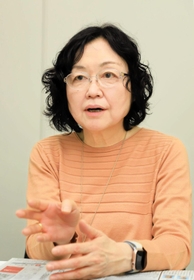 過去の裁判記録は、歴史文書でもあると説く江川紹子さん＝東京都内