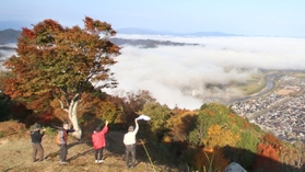 紅葉樹と雲海、城下町の眺望を楽しめる有子山城跡＝豊岡市出石町