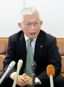 地域政党の設立に向けて会見する泉房穂市長＝明石市役所