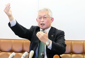 身振り手振りを交え地域政党の設立について話す泉房穂市長＝明石市役所