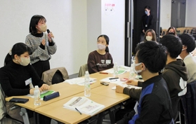 学生たちがカードゲームを使って多様性について学んだワークショップ＝東京都三田２