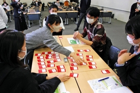 学生たちがカードゲームを使って多様性について学んだワークショップ＝東京都三田２
