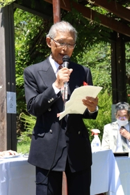「火垂るの墓」記念碑の除幕式。式の最初にあいさつをする建碑実行委員会代表の土屋純男さん＝２０２０年６月、西宮市奥畑