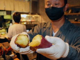 徳島県産のブランドサツマイモ「里浦ゴールド」の魅力を語る野元篤志さん＝神戸市兵庫区荒田町１