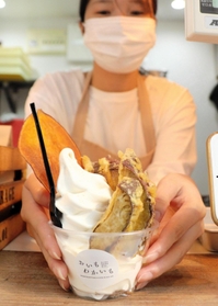 「おいもわかいも神戸店」で提供される焼き芋の天ぷらと濃厚なミルクのアイスクリームが混ざり合った「芋天塩ソフト」＝神戸市中央区北長狭通４