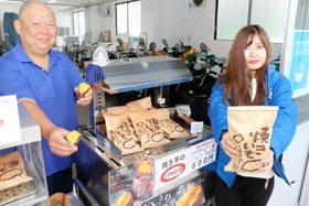 丹精した熟成焼き芋を販売する神戸新聞西代専売所のスタッフ＝神戸市長田区神楽町４