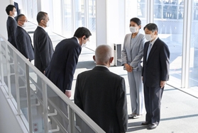 神戸空港に到着し、兵庫県の斎藤元彦知事（左端）らの出迎えを受ける天皇、皇后両陛下＝１２日午前１１時３８分、神戸市中央区（代表撮影）